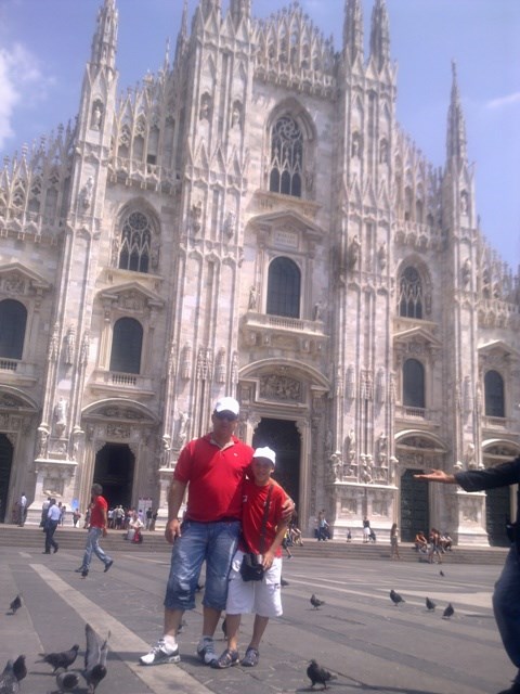 Ο Νότης με τον πατέρα του Γιώργο στο Duomo, πρώτη φορά που υπήρχε χρόνος για να δουν κάποιο μέρος